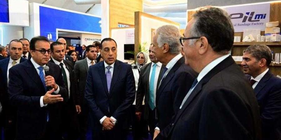 رئيس الوزراء يتفقد معرض ”سمارت ديجيتال هيلث جيت” - الأول نيوز