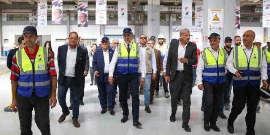 وزير قطاع الأعما يتفقد مصانع شركة النصر للسيارات ويؤكد: إعادة إحياء علامة ”نصر” - الأول نيوز