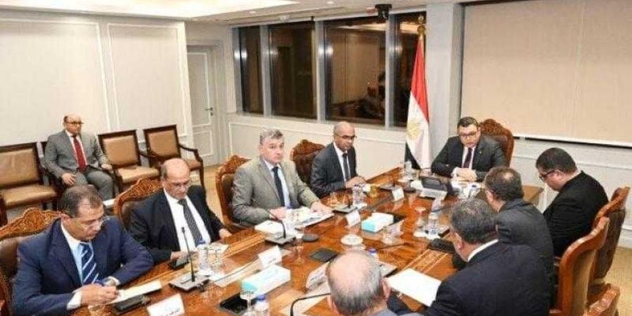 وزير الإسكان يتابع آخر مستجدات المشروعات التي تنفذها المقاولون العرب ضمن مبادرة ”حياة كريمة” - الأول نيوز
