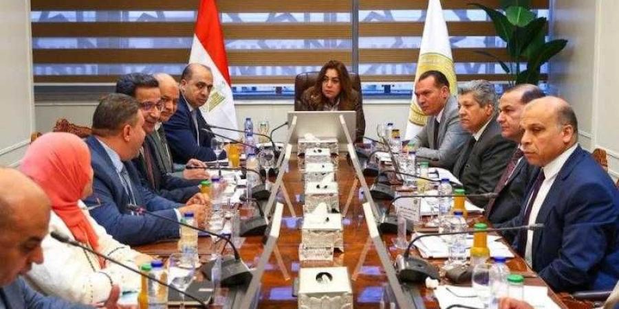 وزيرة التنمية تعقد اجتماعاً لمتابعة جهود التنسيق مع وزارة المالية لتنمية الموارد الذاتية لمختلف المحافظات - الأول نيوز