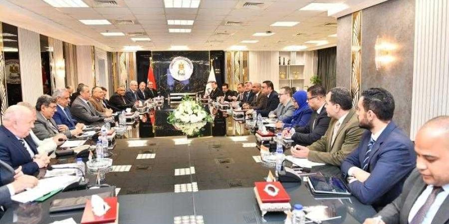 وزيرا ”الإنتاج الحربي” و”الإسكان” يناقشان مستجدات مشروعات المبادرة الرئاسية ”حياة كريمة” - الأول نيوز