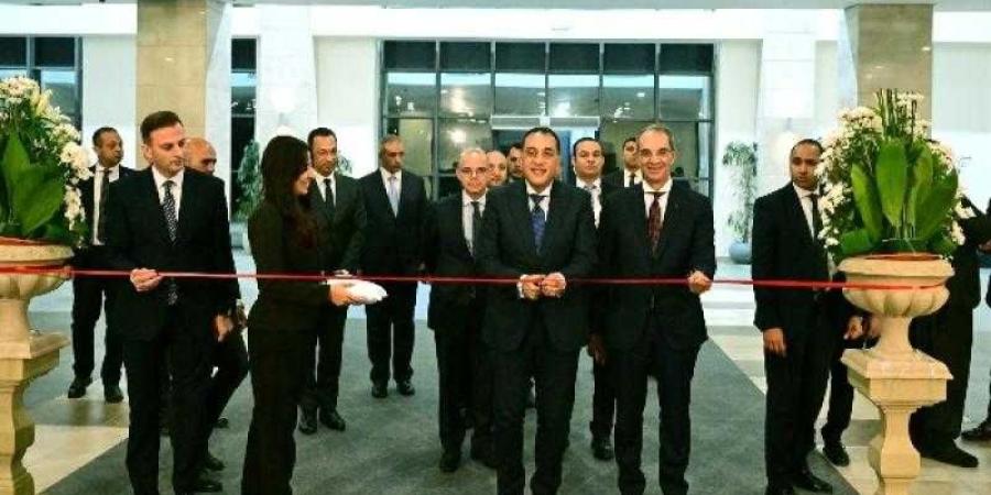 رئيس الوزراء يناقش عددا من خريجى مبادرات وزارة الاتصالات حول مشروعاتهم - الأول نيوز
