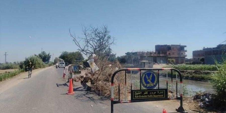 تحرك عاجل بعد انهيار جزئي بطريق كفر محفوظ في الفيوم - الأول نيوز