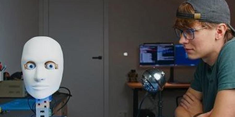 رأس روبوت مطبوع بتقنية الطباعة ثلاثية الأبعاد يتحدث مثل أرسطو.. فيديو - الأول نيوز