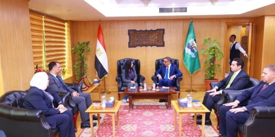 وزيرة التضامن تستهل زيارتها لمحافظة الفيوم بلقاء المحافظ بديوان عام المحافظة - الأول نيوز