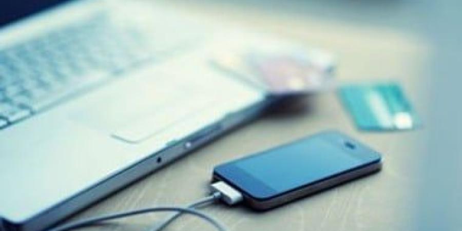 10 طرق لشحن هاتفك وحماية البطارية أبرزها تجنب الوصول لنسبة 100% - الأول نيوز