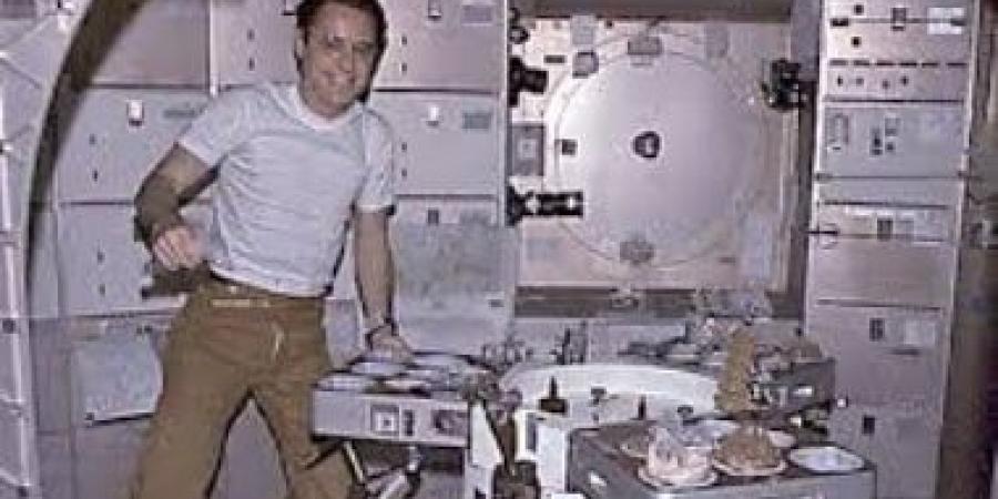 معاناة رواد الفضاء مع "دخول الحمام" خارج كوكب الأرض.. أول رائد أمريكى عملها في سرواله.. الحمام للرجال فقط.. والحفاضات أساسية فى رحلات السير الفضائية.. البول يتحول إلى ماء للشرب.. صور - الأول نيوز