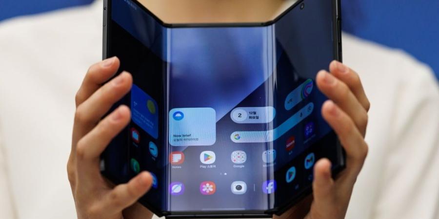 سامسونج تكشف عن أول هاتف ثلاثي الطي.. وترفع منسوب المنافسة - الأول نيوز