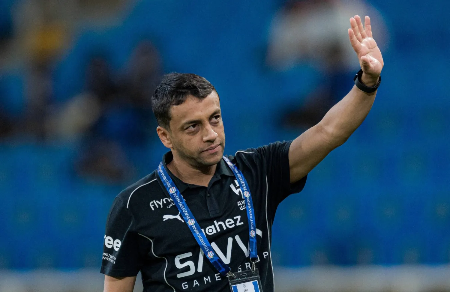 الشلهوب يجذب الأنظار بطريقة رفضه التصريح بعد مباراة الهلال والرائد