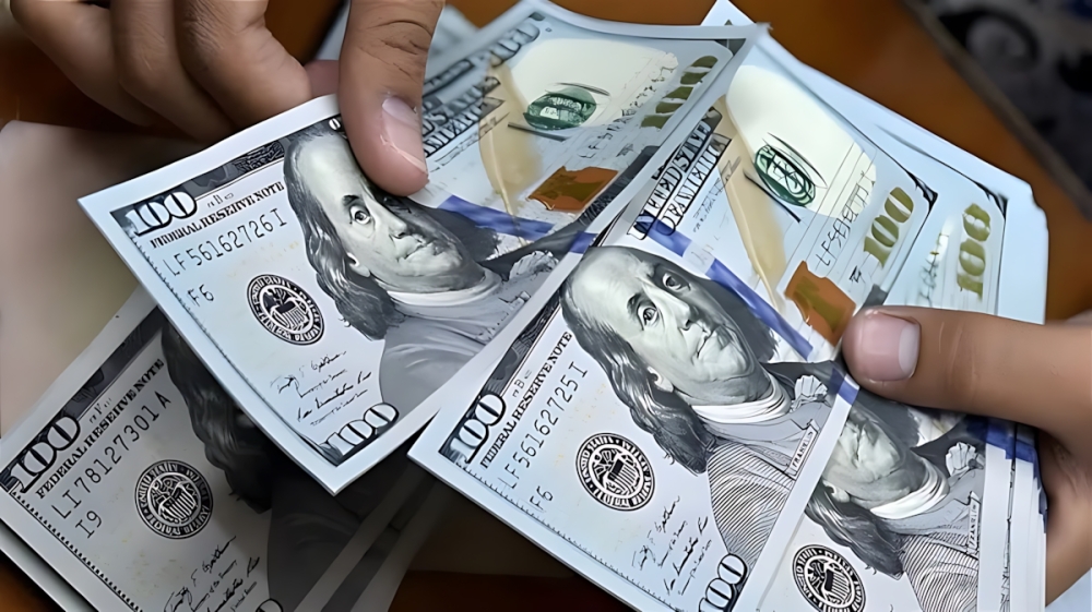 الدولار يحقق ثالث مكاسبه الأسبوعية مدفوعًا بتزايد التفاؤل بشأن الاقتصاد