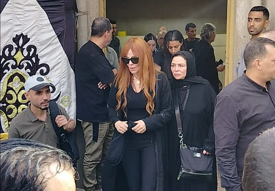فنانون وإعلاميون يساندون كارول سماحة في عزاء زوجها وليد مصطفى