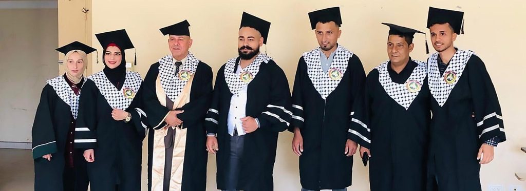 تخصصات جامعة القدس المفتوحة 2025 مع المعدلات وسعر الساعة للتخصص العلمي والادبي